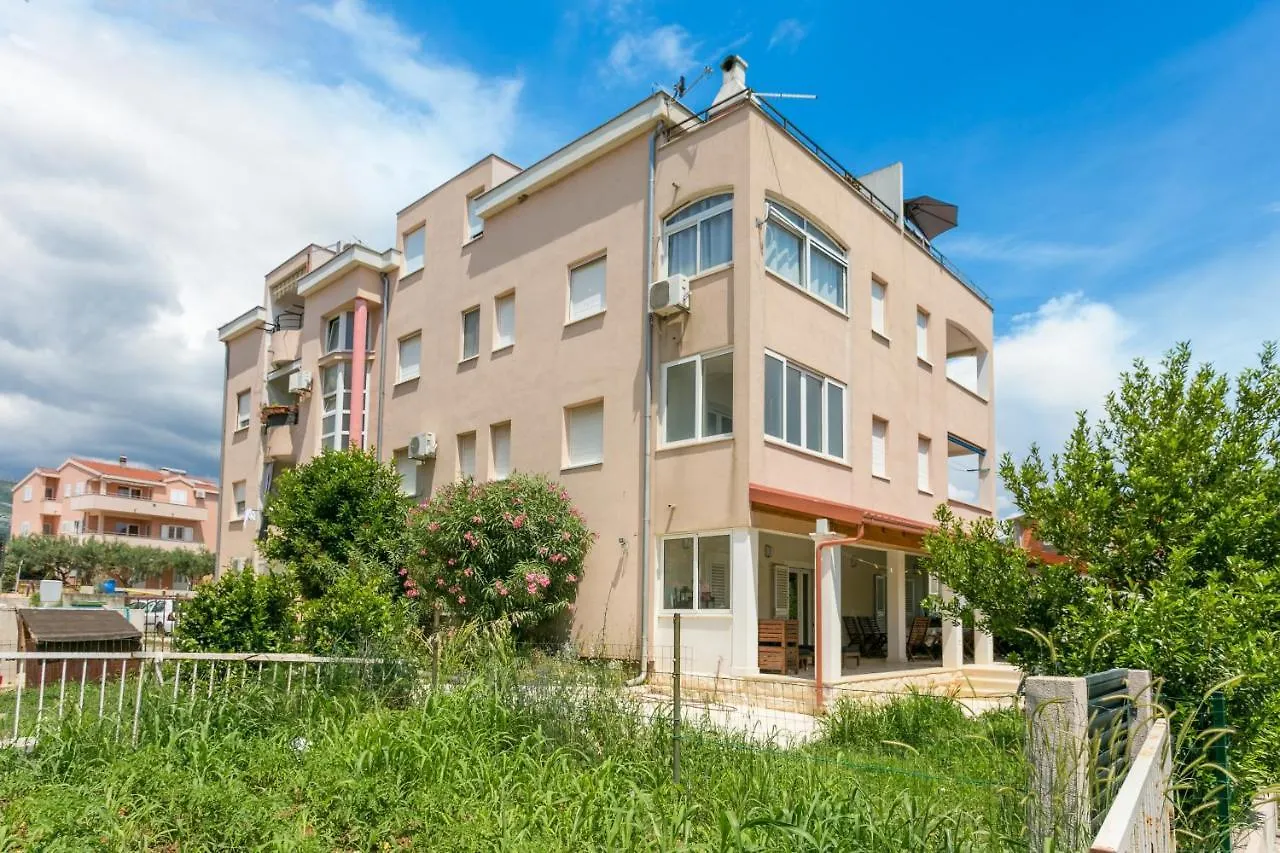 Apartments With A Parking Space Kastel Stafilic, Kastela - 20926
