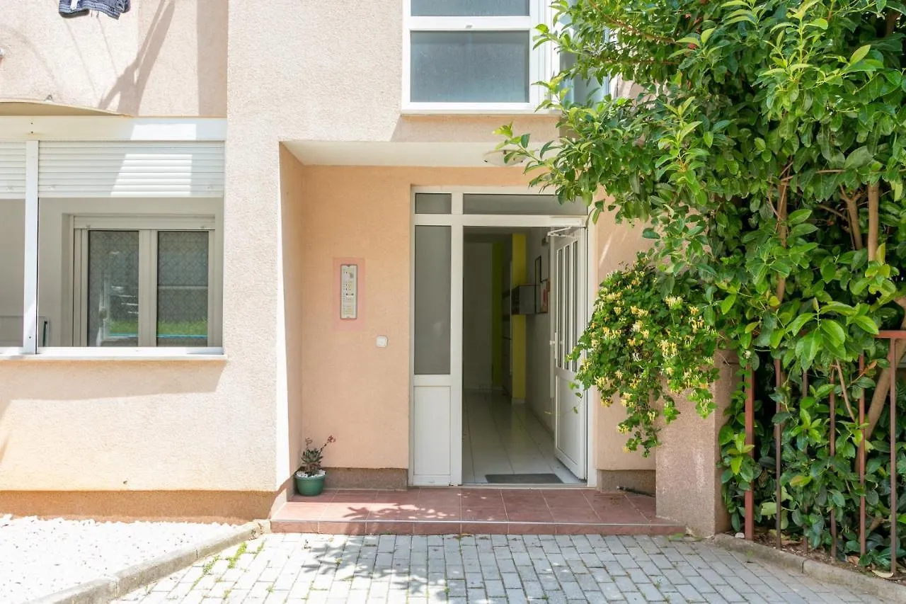 Apartments With A Parking Space Kastel Stafilic, Kastela - 20926 0*,  Croatia